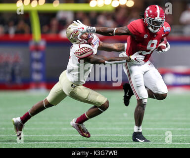 Atlanta, Georgia, USA. 2Nd Sep 2017. Alabama Crimson Tide running back BO SCARBROUGH (9) maintient la Florida State Seminoles arrière défensif ERMON LANE (7) à l'écart lors de l'exécution de la balle au cours du premier trimestre samedi. Credit : Monica Herndon/Tampa Bay Times/ZUMA/Alamy Fil Live News Banque D'Images