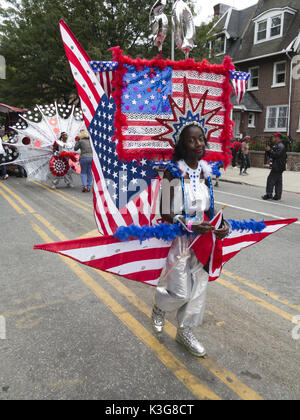 Brooklyn, Etats-Unis. 2 Septembre, 2017. Trinidadien girl à drapeau américain dans les marches costume 50e édition annuelle de la Caribbean Carnival Junior à Brooklyn, Etats-Unis. Credit : Ethel Wolvovitz/Alamy Live News Banque D'Images