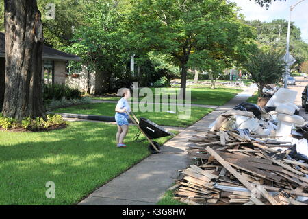 Houston, USA. 2Nd Sep 2017. Un résident lance des éléments après l'eau des inondations causées par la tempête tropicale Harvey a reculé à Houston, aux États-Unis, le 2 septembre 2017. Credit : Liu Liwei/Xinhua/Alamy Live News Banque D'Images