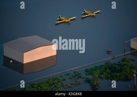 Les eaux de crue suite à l'ouragan Harvey couvrir avions stationnés sur un aéroport, 1 septembre 2017 à Beaumont, Texas. Banque D'Images