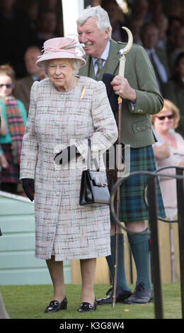 Londres, Royaume-Uni. Sep, 2017 3. La Reine Elizabeth II assiste à la collecte de 2017, un rapport de Braemar traditionnel écossais Highland Games, à Braemar, l'Écosse, le 2 septembre 2017. Source : Xinhua/Alamy Live News Banque D'Images