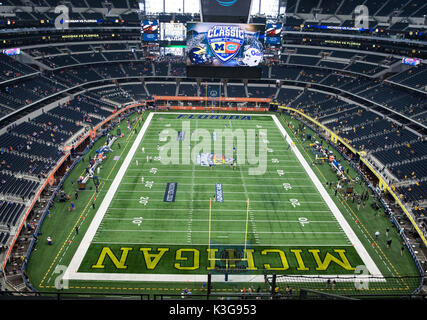 Arlington, TX USA. 09Th Sep 2017. A l'intérieur de AT&T Stadium avant le match de football NCAA Advocare Classic entre le Michigan Le carcajou et le Florida Gator à AT&T Stadium Arlington, TX. James Thurman/CSM/Alamy Live News Banque D'Images