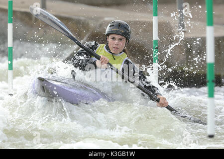 Nottingham, Royaume-Uni, 02 septembre 2017. Concurrent sur le K1 classe des femmes passe par les portes de slalom en canoë la division prem slalom à Holme Pierrepont à Nottingham. Crédit : Peter Hatter/Alamy Live News Banque D'Images