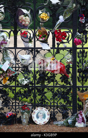 Sandringham, Norfolk, Angleterre, Royaume-Uni. 3 septembre 2017. Tributs floraux gauche au portes de Norwich à Sandringham House marquant 20 ans depuis la mort de la princesse Diana. Crédit : Stuart Aylmer/Alamy Live News Banque D'Images