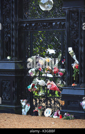 Sandringham, Norfolk, Angleterre, Royaume-Uni. 3 septembre 2017. Tributs floraux gauche au portes de Norwich à Sandringham House marquant 20 ans depuis la mort de la princesse Diana. Crédit : Stuart Aylmer/Alamy Live News Banque D'Images