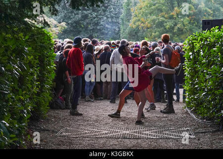 Dorset, UK. Sep, 2017 3e. Larmer Tree Gardens, dorset, UK. 3 septembre, 2017. festivaliers près du jardin à l'honneur à la fin de 2017 le festival de la route. photo date : Samedi, Septembre 2, 2017. crédit photo doit se lire : Roger garfield/Alamy live news crédit : Roger garfield/Alamy live news Banque D'Images