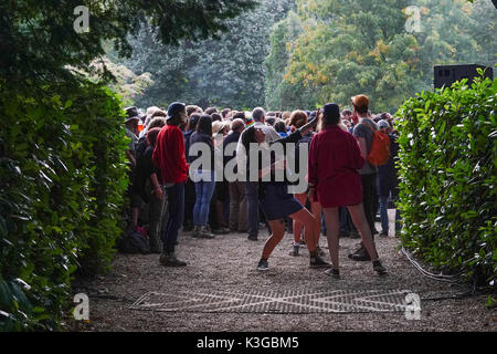 Dorset, UK. Sep, 2017 3e. Larmer Tree Gardens, dorset, UK. 3 septembre, 2017. festivaliers près du jardin à l'honneur à la fin de 2017 le festival de la route. photo date : Samedi, Septembre 2, 2017. crédit photo doit se lire : Roger garfield/Alamy live news crédit : Roger garfield/Alamy live news Banque D'Images