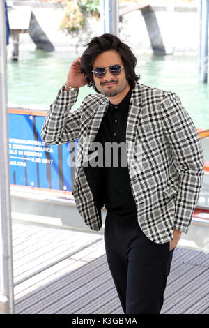 Venise, Italie. Sep, 2017 3. Ali Fazal est visible pendant le 74e Festival du Film de Venise le 1 septembre 2017 à Venise, Italie. Credit : Graziano Quaglia/Alamy Live News Banque D'Images