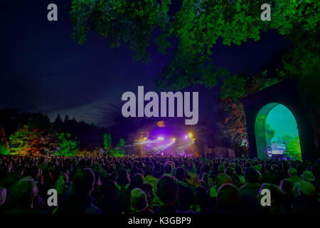 Dorset, UK. Sep, 2017 3e. Larmer Tree Gardens, dorset, UK. 3 septembre, 2017. Une vue sur le jardin, de nuit à la fin de 2017 le festival de la route. photo date : Samedi, Septembre 2, 2017. crédit photo doit se lire : Roger garfield/Alamy live news crédit : Roger garfield/Alamy live news Banque D'Images