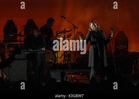 Dorset, UK. Sep, 2017 3e. Larmer Tree Gardens, dorset, UK. 3 septembre, 2017. Le père John misty en live sur les bois stade du samedi soir titre fente à l'extrémité de la route 2017 festival à Larmer Tree Gardens dans le Dorset. photo date : Samedi, Septembre 2, 2017. crédit : Roger garfield/Alamy live news Banque D'Images