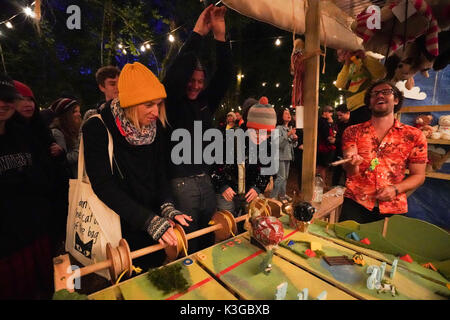 Dorset, UK. Sep, 2017 3e. Larmer Tree Gardens, dorset, UK. 3 septembre, 2017. Les festivaliers de jouer avec lui à la fin de 2017 le festival de la route. photo date : dimanche, 3 septembre, 2017. crédit : Roger garfield/Alamy live news Banque D'Images