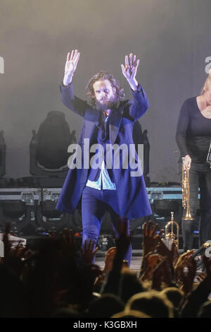 Dorset, UK. Sep, 2017 3e. Larmer Tree Gardens, dorset, UK. 3 septembre, 2017. Le père John misty en live sur les bois stade du samedi soir titre fente à l'extrémité de la route 2017 festival à Larmer Tree Gardens dans le Dorset. photo date : Samedi, Septembre 2, 2017. crédit : Roger garfield/Alamy live news Banque D'Images