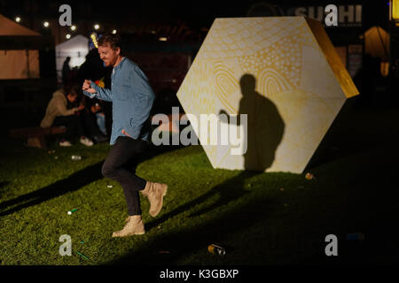 Dorset, UK. Sep, 2017 3e. Larmer Tree Gardens, dorset, UK. 3 septembre, 2017. Les festivaliers en 2017 fin de la route. photo festival date : dimanche, 3 septembre, 2017. crédit : Roger garfield/Alamy live news Banque D'Images