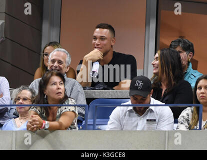 FLUSHING NY- 02 SEPTEMBRE : ***AUCUNE NY DAILIES*** NY Yankee Aaron juge et d'une femme non identifiée s'asseoir dans une suite au cours de l'US Open à l'USTA Billie Jean King National Tennis Center le 2 septembre 2017 à Flushing Queens. Credit : mpi04/MediaPunch Banque D'Images