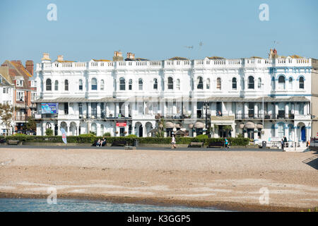 Donnant sur la promenade et de la plage sur le front de mer à Worthing, West Sussex, Angleterre. Banque D'Images