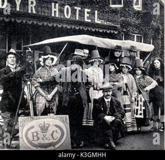 Les britanniques et coloniales FILM COMPANY COMPANY FAIT UNE TOURNÉE AU PAYS DE GALLES DANS UNE NOUVELLE DIX PLACES PHILANE VOITURE. La compagnie de tournée était composé de dix-sept personnes dont DIRECTEUR J.B. McDOWELL. Après la PAUSE ON VOIT ICI, SUR LE VOYAGE DE RETOUR LA VOITURE A pris feu et a été pratiquement détruit en 1912, les britanniques et coloniales FILM COMPANY COMPANY FAIT UNE TOURNÉE AU PAYS DE GALLES DANS UNE NOUVELLE VOITURE DE DIX PLACES PHILANE FAIRE PLUSIEURS FILMS AVEC UN THÈME. La compagnie de tournée était composé de dix-sept personnes dont DIRECTEUR J.B. McDOWELL [vu assis à l'avant Banque D'Images