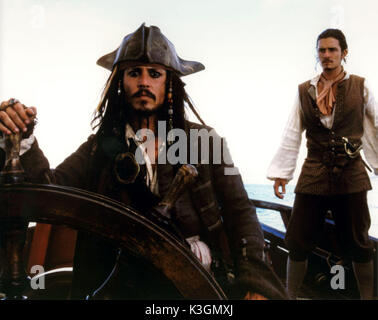 Les PIRATES DES CARAÏBES : LA MALÉDICTION DU BLACK PEARL Johnny Depp, Orlando Bloom Date : 2003 Banque D'Images