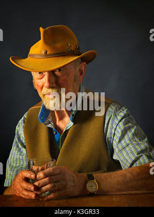 Un vieux gentleman pays portant un chapeau Banque D'Images