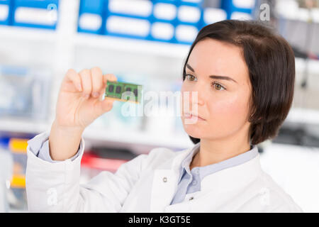 Assistant de laboratoire femelle module PCB Réparation pour CNC robotique. La mesure des paramètres du système électronique dans le laboratoire Banque D'Images