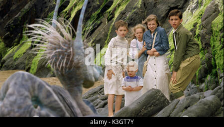 Cinq enfants ET IL Freddie Highmore, POPPY ROGERS OU JONATHAN BAILEY, JESSICA CLARIDGE Date : 2004 Banque D'Images