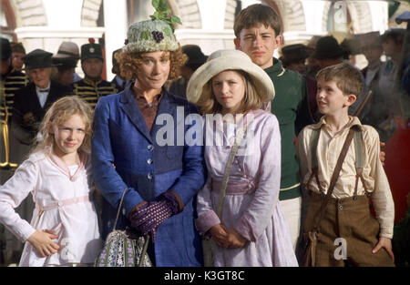 Cinq enfants ET IL POPPY ROGERS OU JESSICA CLARIDGE, ZOE WANAMAKER, POPPY ROGERS OU JESSICA CLARIDGE, Freddie Highmore, JONATHAN BAILEY Date : 2004 Banque D'Images