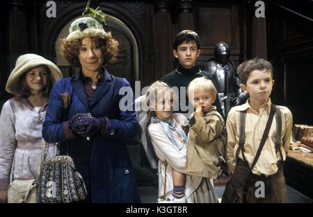 Cinq enfants ET IL POPPY ROGERS OU JESSICA CLARIDGE, ZOE WANAMAKER, POPPY ROGERS OU JESSICA CLARIDGE, Freddie Highmore, JONATHAN BAILEY Date : 2004 Banque D'Images