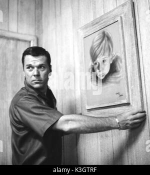 JACKIE COOPER acteur américain, à la maison, avec une peinture de lui-même comme un acteur enfant Banque D'Images