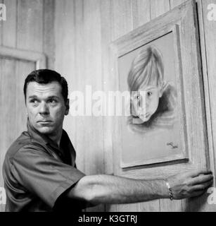 JACKIE COOPER acteur américain, à la maison, avec une peinture de lui-même comme un acteur enfant Banque D'Images