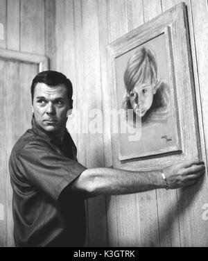 JACKIE COOPER acteur américain, à la maison, avec une peinture de lui-même comme un acteur enfant Banque D'Images