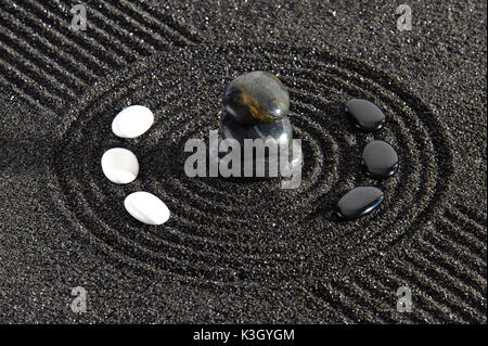 Jardin zen japonais avec le yin et le yang de pierres dans le sable Banque D'Images