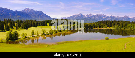 Paysage panoramique de la fermer à la direction Füssen sur l'étang Hegratsrieder Banque D'Images