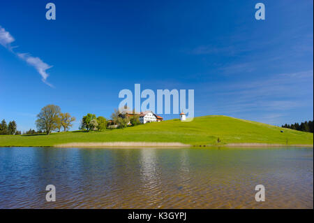 Paysage panoramique en Bavière près du lac à la ferme Banque D'Images