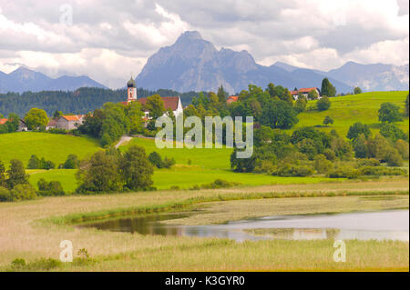 Paysage panoramique en Bavière proche place de la Seeg Allgäu à Füssen et Säuling montagne Banque D'Images