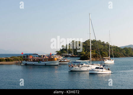 La Turquie, province de Mugla, Fethiye, bateaux en face de l'île Yassici Banque D'Images