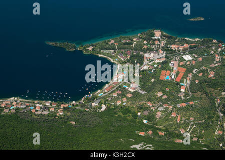 La rive du lac de Garde, Val di Sogno, Malcesine, sur le lac de Garde, photo aérienne, baignoire bay, le port de voile, Veneto, Italie Banque D'Images