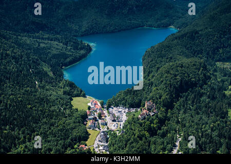 Alpsee fermer Château de Hohenschwangau, Hohenschwangau à Füssen, photo aérienne, Allgäu, Bavière, Allemagne Banque D'Images