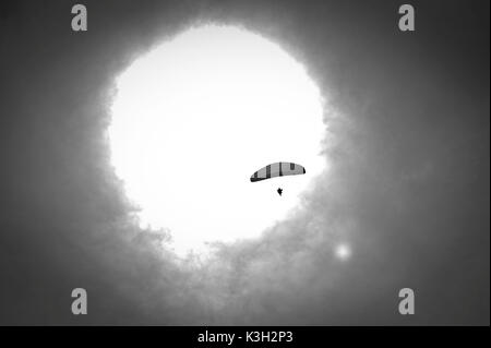 Parapentiste devant le soleil, beaux nuages, photo aérienne, Veneto, Italie Banque D'Images