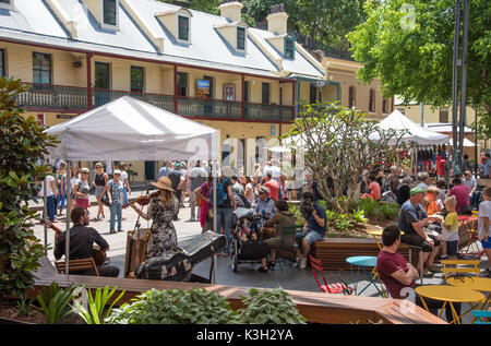 SYDNEY, NSW, Australie-novembre 20,2016 : les personnes mangeant à la Roche Centre avec les musiciens et les marchés les foules à Sydney, Australie Banque D'Images