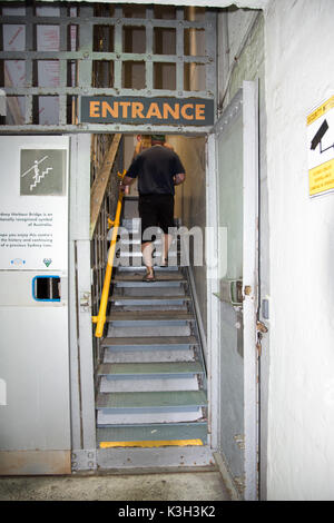 SYDNEY, NSW, Australie-novembre 20,2016 : Touristique entrant dans le Sydney Harbour Bridge Pylon Lookout à Sydney, Australie Banque D'Images