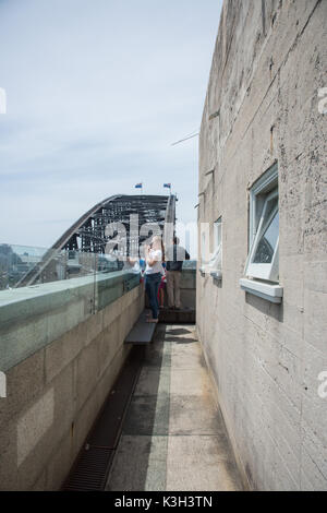 SYDNEY, NSW, Australie-novembre 20,2016 : Pylon Lookout avec grimpeurs sur le Pont du Port de Sydney à Sydney, Australie Banque D'Images