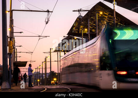 Mercat dels Encants, marché d'occasion de Barcelone et de tramway, transports publics, Catalogne, Espagne Banque D'Images