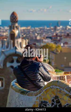 Parc Guell. Jardin avec des éléments architecturaux situé sur la colline d'el Carmel. Conçu par l'architecte catalan Antoni Gaudí et construit dans les années 1900 à 1914. UNESCO World Heritage. Quartier de Gràcia de Barcelone. La Catalogne, Espagne Banque D'Images