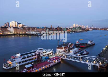 L'Angleterre, Londres, Coucher de soleil sur Canary Wharf et les Docklands Banque D'Images