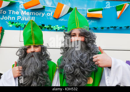 L'Angleterre, Londres, St.Patrick's Day Parade, les enfants habillés en St.Patrick Banque D'Images