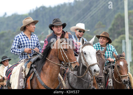 27 mai 2017, l'Équateur Sangolqui : un groupe de cow-boys à cheval sur une route de campagne pour un rodéo rurales dans les Andes Banque D'Images