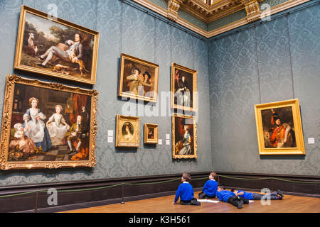 L'Angleterre, Londres, Trafalgar Square, la National Gallery, la visite de groupe d'enfants de l'école Banque D'Images