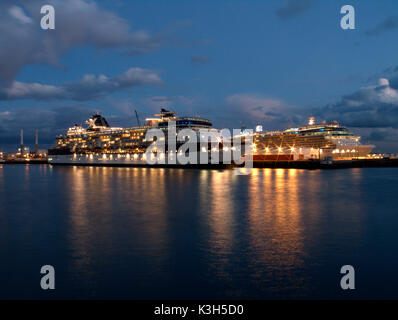 Les navires de croisière, Crépuscule, Le Havre, Normandie, France Banque D'Images