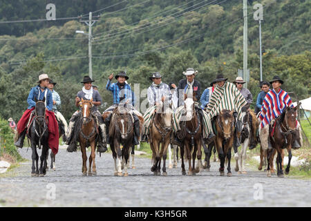 27 mai 2017, l'Équateur Sangolqui : un groupe de cow-boys à cheval sur une route de campagne pour un rodéo rurales dans les Andes Banque D'Images