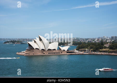 SYDNEY, NSW, Australie-novembre 20,2016 : Opéra de Sydney, Harbour, et jet boat bateau de croisière avec la croissance du secteur riverain et de verdure à Sydney, Australie Banque D'Images