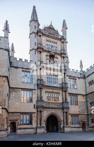 L'Angleterre, l'Oxfordshire, Oxford, Bodleian Library Building, porte d'entrée Banque D'Images